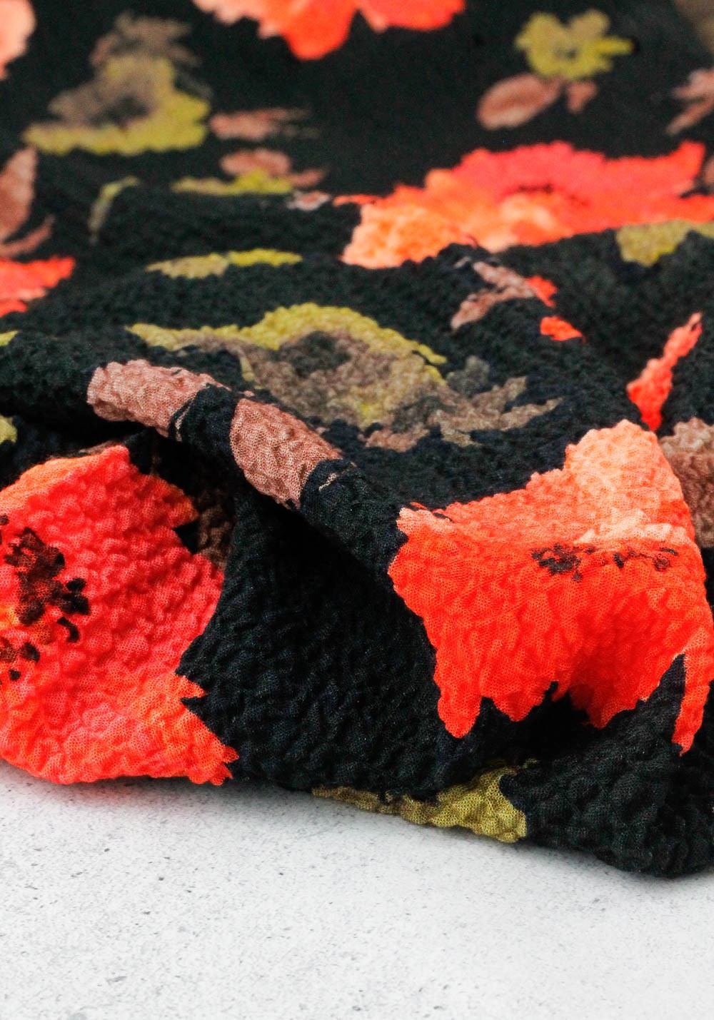 Tissu viscose bubble - Noir et fleurs rouges